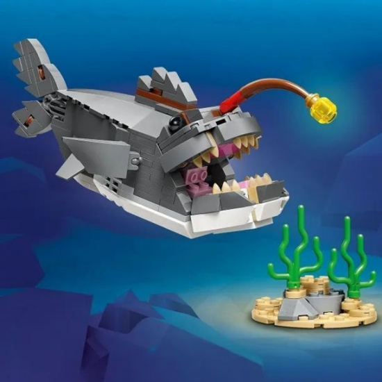 LEGO CREATOR 3 IN 1 - FIERCE SHARK WITH A TREASURE CHEST 31381