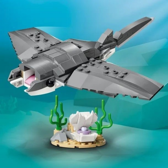 LEGO CREATOR 3 IN 1 - FIERCE SHARK WITH A TREASURE CHEST 31381